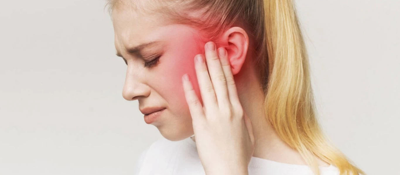 Έχετε πόνο στο αυτί σας; - Τα συμπτώματα που μας κρούουν το «καμπανάκι»